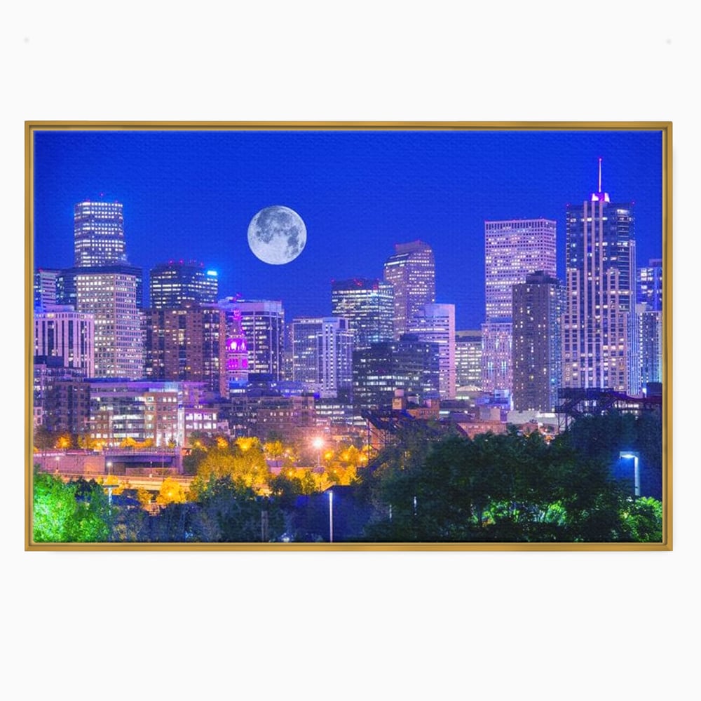 Tablou canvas cu tablou canvas cu peisaj urban nocturn si luna plina, in rama de aluminiu auriu